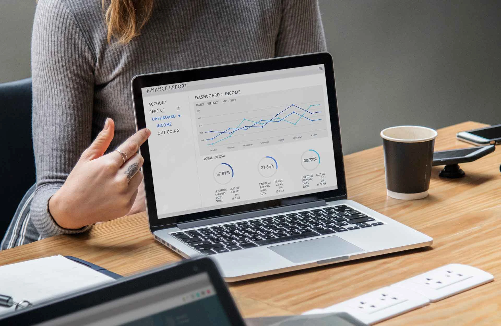 Mujer muestra gráficos en una laptop